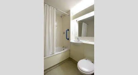 Travelodge Central 3*