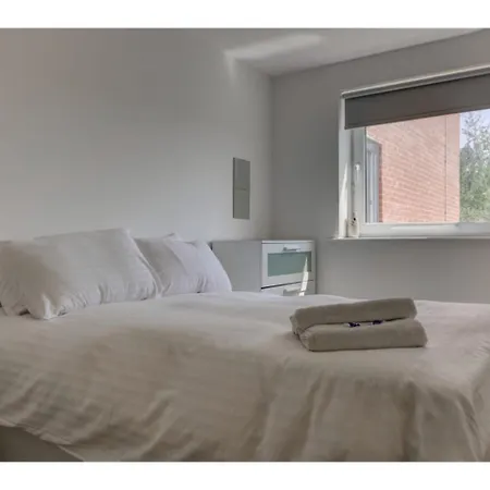 Large, Spacious And Modern Apt For 4 In マンチェスター