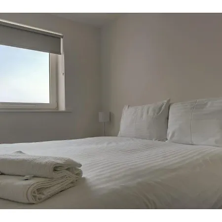 アパート Large, Spacious And Modern Apt For 4 In