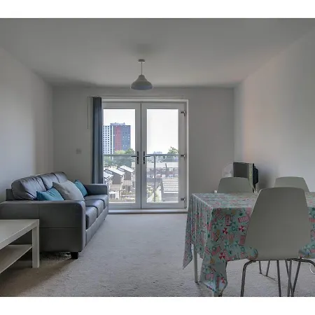 Large, Spacious And Modern Apt For 4 In * マンチェスター