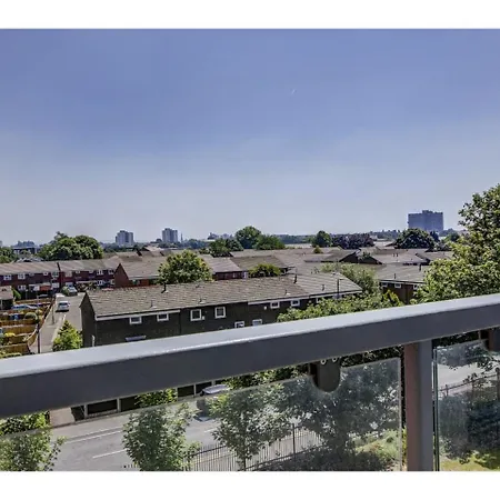 Large, Spacious And Modern Apt For 4 In マンチェスター