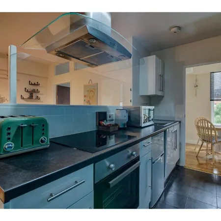 Stylish And Charming City Centre Apt For 6 *
