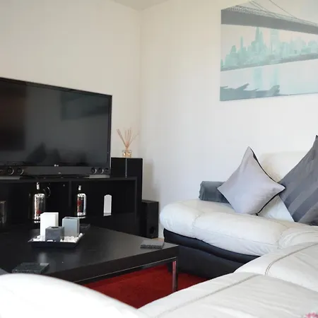 2 Bedroom With Balcony Overlooking River Апартаменты Манчестер