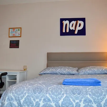 Spacious 2 Bedroom Townhouse With Garden & Parking Apartment