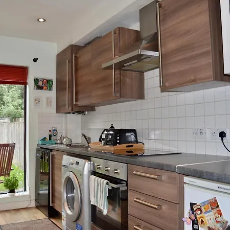 Apartment Spacious 2 Bedroom Townhouse With Garden & Parking *
