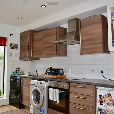 Spacious 2 Bedroom Townhouse With Garden & Parking Apartment *