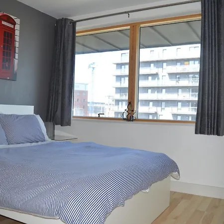2 Bedroom With Balcony Overlooking River * Манчестер
