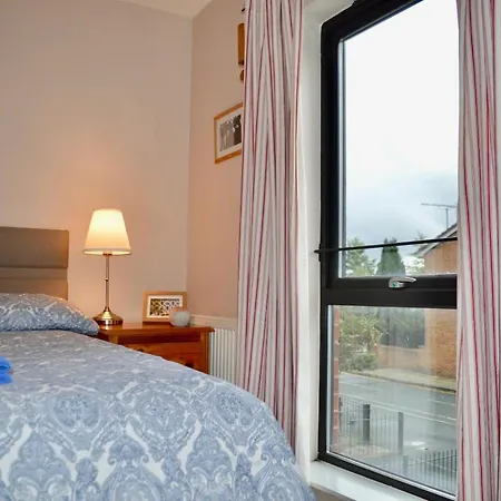 Spacious 2 Bedroom Townhouse With Garden & Parking Apartment