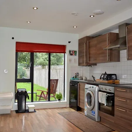 Spacious 2 Bedroom Townhouse With Garden & Parking