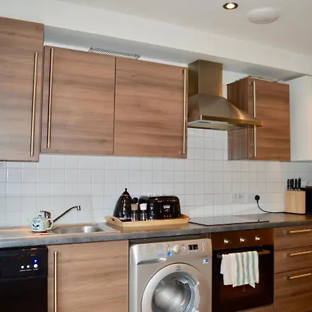 Spacious 2 Bedroom Townhouse With Garden & Parking *