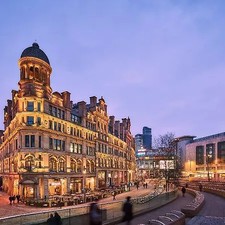 Roomzzz Victoria Apartahotel 4*