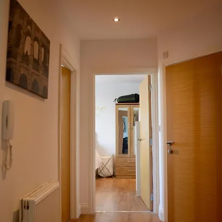 Apartment 2 Bedroom With 2 Balconies In