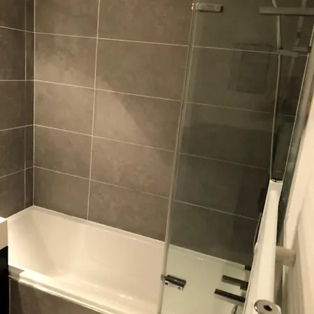 Modern 2 Bedroom In Central Апартаменты