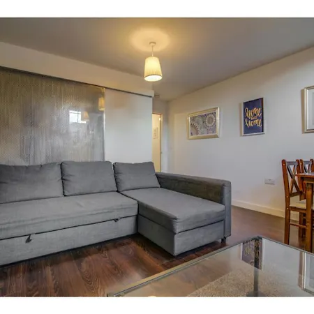 Huge, Stylish For Up To 6 In * Manchester