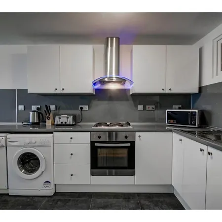 Large Stunning And Central Apt For 8 In Mcr