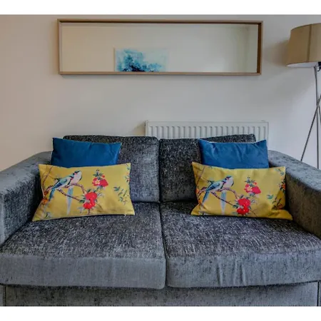 Large Stunning And Central Apt For 8 In Mcr