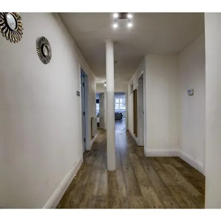 Large Stunning And Central Apt For 8 In Mcr