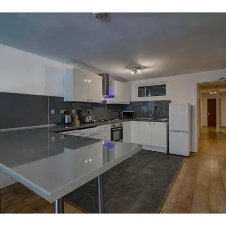 Large Stunning And Central Apt For 8 In Mcr *
