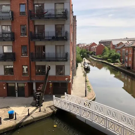 Modern 2 Bedroom In Central *