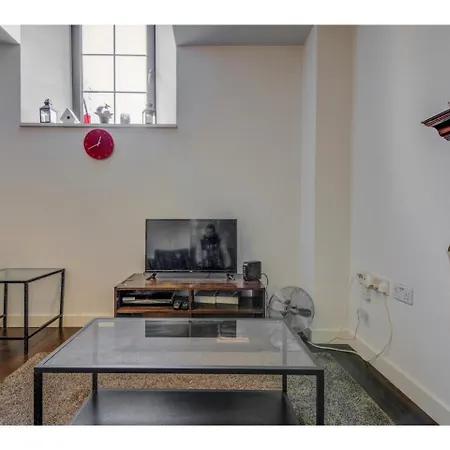 Huge, Stylish For Up To 6 In * Manchester