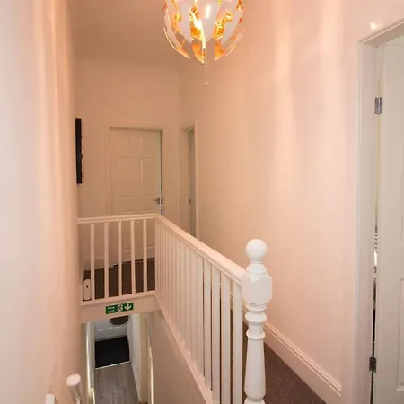 Daire The Metro 5-Bed House Manchester