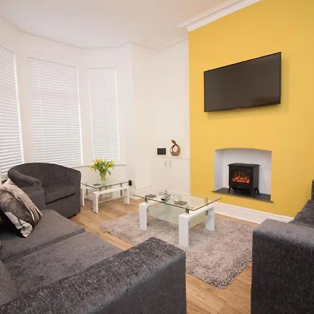 The Metro 5-Bed House Daire Manchester