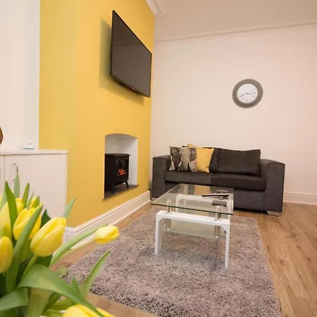 The Metro 5-Bed House * Manchester