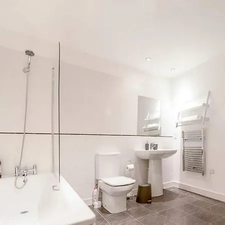 Διαμέρισμα Modern 2 Bedroom In City Centre With Balcony *