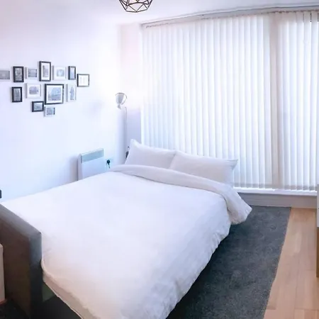 Modern 2 Bedroom In City Centre With Balcony Διαμέρισμα *