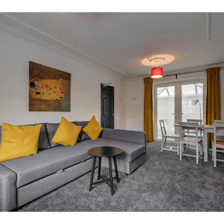 Large And Stylish House For Up To 8 In Apartment *