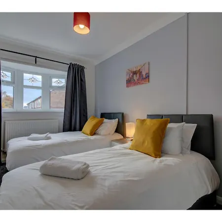 Large And Stylish House For Up To 8 In Apartment *
