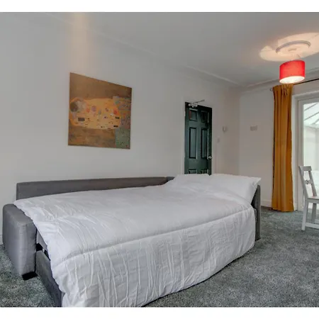 Large And Stylish House For Up To 8 In * Манчестер