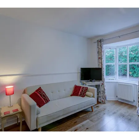 Modern & Bright For Up To 4, South