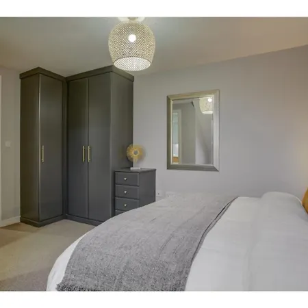 Апартаменты Stunning For 4 In Wilmslow, *