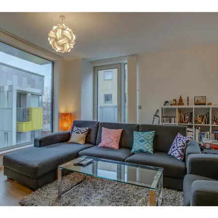 Stylish And Charming Apt For Up To 4,