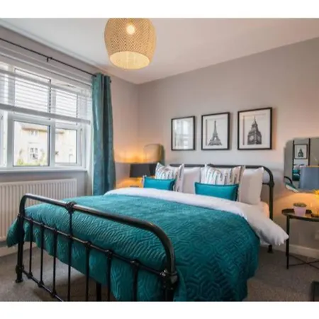 Flat In Chorlton Nr Utd & City Sleeps 8 Манчестер