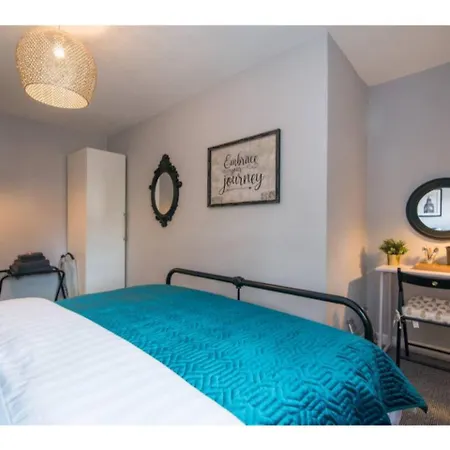 Flat In Chorlton Nr Utd & City Sleeps 8 Manchester