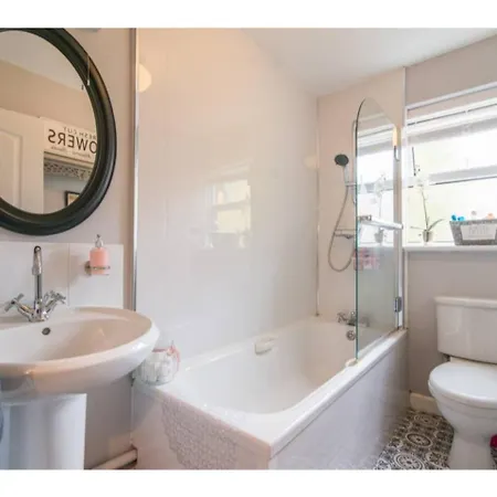 Апартаменты Flat In Chorlton Nr Utd & City Sleeps 8 *