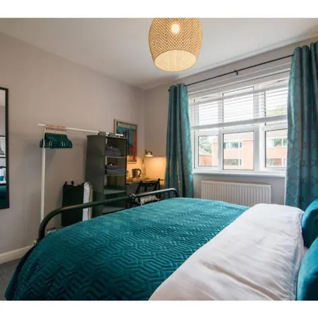 Flat In Chorlton Nr Utd & City Sleeps 8 * Manchester