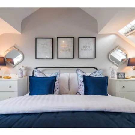 Apartment Flat In Chorlton Nr Utd & City Sleeps 8 *