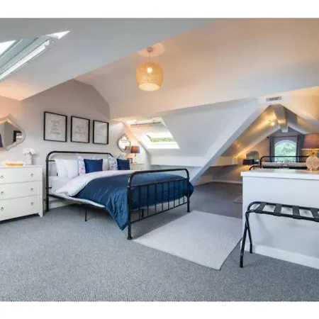 Апартаменты Flat In Chorlton Nr Utd & City Sleeps 8 *