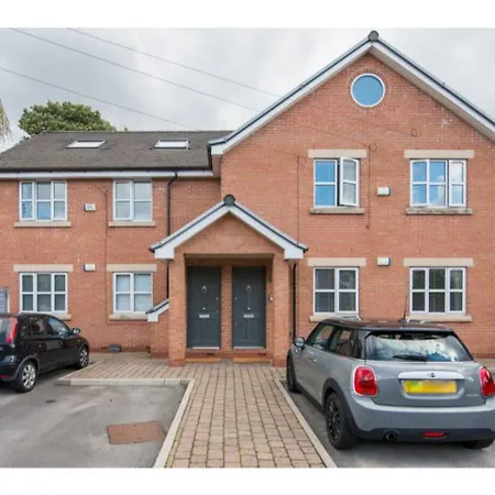 Апартаменты Flat In Chorlton Nr Utd & City Sleeps 8 Манчестер