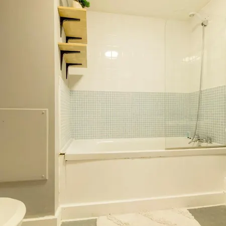 2 Bedroom Near Victoria Apartment *