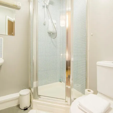 Apartment 2 Bedroom Near Victoria *