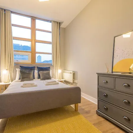 2 Bedroom Near Victoria Apartment *