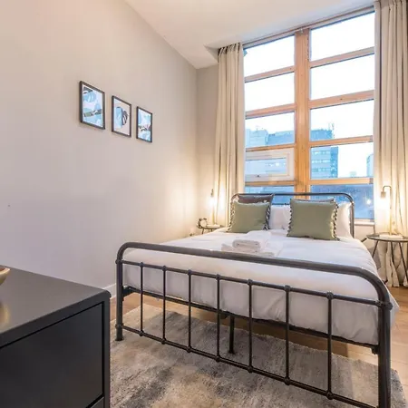 Apartment 2 Bedroom Near Victoria *