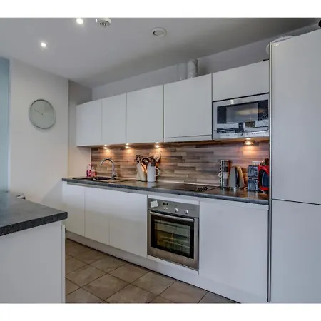 Central Apt For 4 Skyline Views & Canal Adjacent *