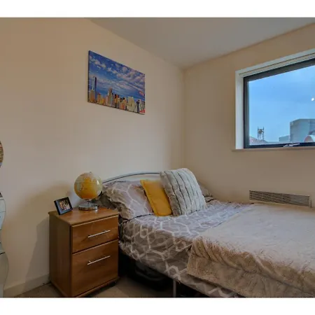 Central Apt For 4 Skyline Views & Canal Adjacent *