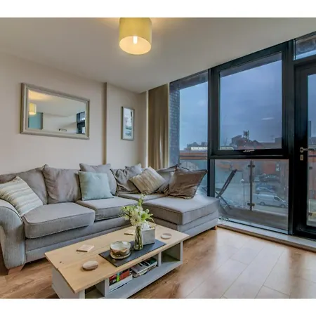 Central Apt For 4 Skyline Views & Canal Adjacent