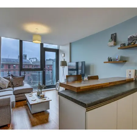 Central Apt For 4 Skyline Views & Canal Adjacent Apartment Manchester